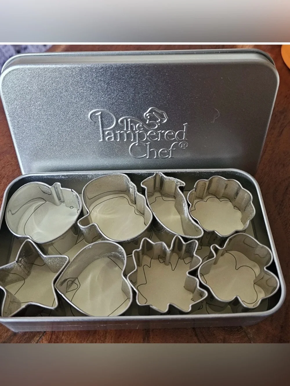Pampered Chef Creative Cutters set of 8 multi shapes sealed tin 1095